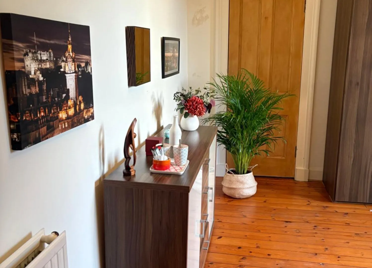 Quiet Room In Vibrant Bruntsfield With Private Parking エディンバラ ホームステイ