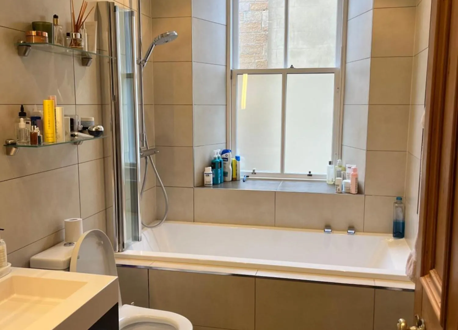 Quiet Room In Vibrant Bruntsfield With Private Parking エディンバラ ホームステイ